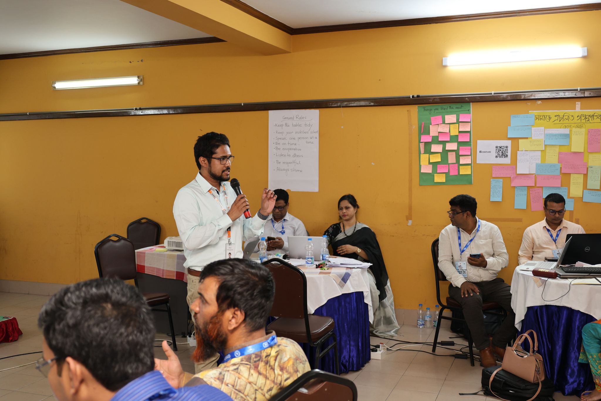 A facilitator leading a face-to-face session for teachers during the HSEP program